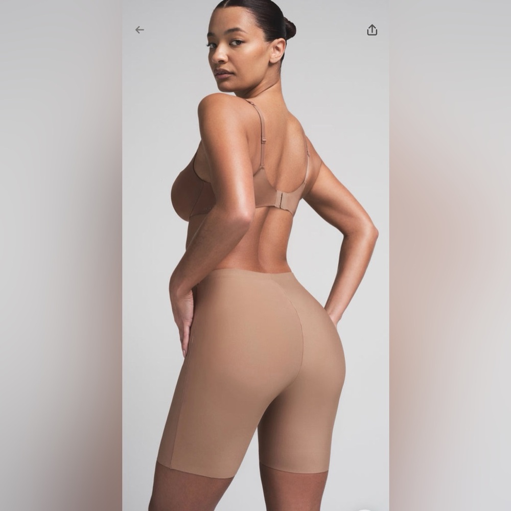 SKIMS BODY BUTT ENHANCING PADDED
SHORT Color Sienna SIZE XL